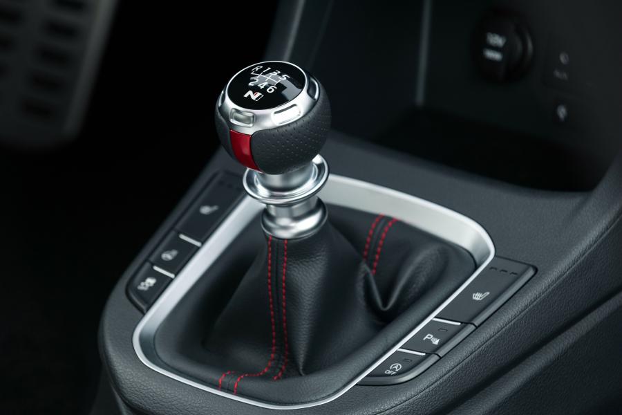 Детали интерьера Hyundai i30 Fastback N (PD) 2018 года  (WW) (фото 8 из 40)